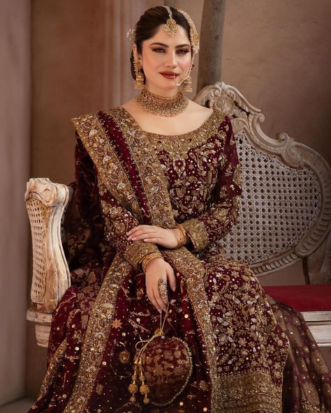 Pakistani Bridesmaids Outfits, Baraat Outfit, Bridal Wedding Outfit, Pakistani Bridesmaids, Alexander Daddario, Velvet Pakistani Dress, Neelam Muneer, Latest Bridal Lehenga Designs, Red Bridal Dress