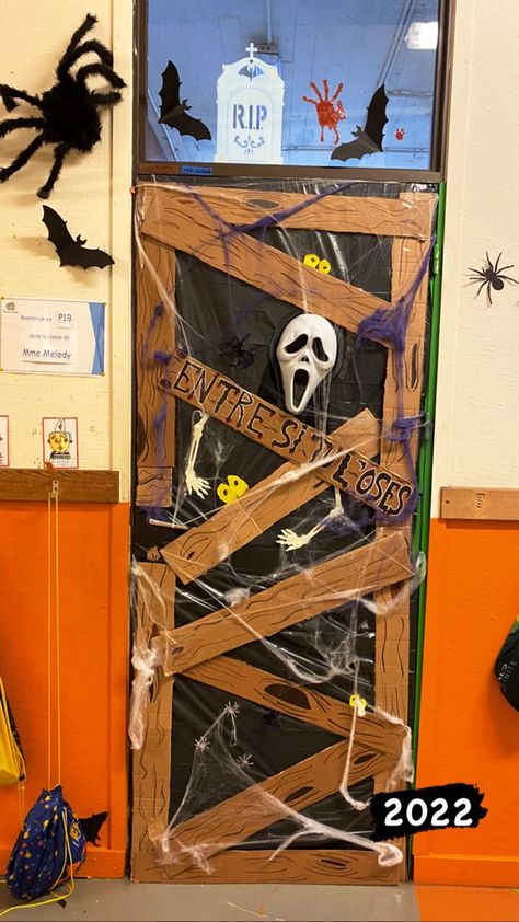 #InteriorInspo #InteriorDesign #HomeIdeas #DecorInspiration #HomeDecorating #HouseGoals #HomeStyle #HomeDecor #HomeInspiration #DecorTips Door Decorations Contest, Halloween Door Decorations Contest, Fall Halloween Nails, Porta Halloween, Outdoor Design Ideas, Halloween Nails Ideas, Holiday Door Decorations, Easy Diy Halloween Decorations, Halloween Front Porch Decor