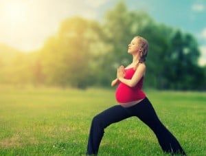 healthy pregnant woman doing yoga in nature Labor Inducing Exercises, Yoga During Pregnancy, Yoga Prenatal, Exercise During Pregnancy, Pregnancy Guide, Yoga Beginners, Prenatal Workout, Pregnancy Yoga, Prenatal Yoga