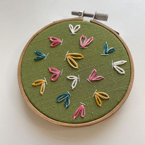 Tiny Butterfly Embroidery, Embroidered Butterfly Simple, Chain Stiching Designs, Simple Butterflies, Butterfly Stitch, Butterfly Stitches, Silk Ribbon Embroidery Patterns, Tiny Butterfly, Embroidery Stitches Beginner