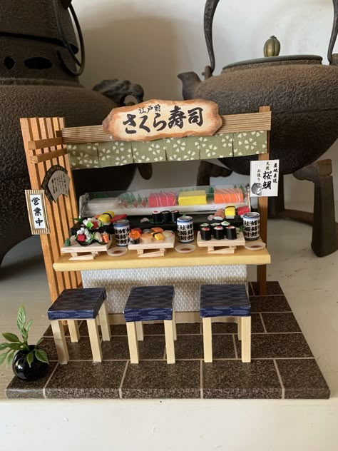 Billy Dollhouse kit - sushi bar Blender Diorama, Cake Sushi, Sushi Bars, Sushi Shop, Cardboard Cat House, Asian House, Diy Sushi, Dollhouse Miniatures Diy, Japanese Sushi