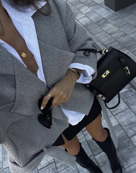 Outfits For Work Casual Office Wear Chic, 20 Year Old Birthday Ideas Woman Outfit, How To Become Classy, Chique Outfits Classy Chic, Cold Sunny Day Outfit, Dressy Brunch Outfit, Intimidating Aesthetic, Chanel Flats Outfit, Private Aesthetic