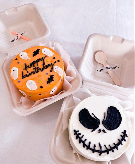 Bento Box Cake Halloween, Bento Halloween Cake, Halloween Lunchbox Cakes, Mini Cakes Halloween, Autumn Bento Cake, Small Halloween Cakes, Halloween Cake Aesthetic, Halloween Bento Cake, Mini Halloween Cakes