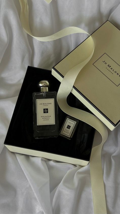 Jo Malone Perfume Aesthetic, Jo Malone Aesthetic, Expensive Presents, Prop Reference, Rome Outfits, Jo Malone Perfume, Perfume Aesthetic, Shopping Pictures, Jo Malone London