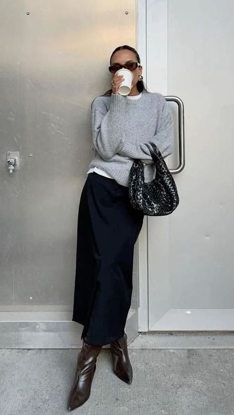 9 Low-Key Outfits We Are Wearing This Month - CLOSS FASHION Skandinavian Fashion, Style Casual Chic, Corporate Outfits, Work Fits, Paris Outfits, Winter 23, Looks Street Style, Outfit Trends, Mode Inspo