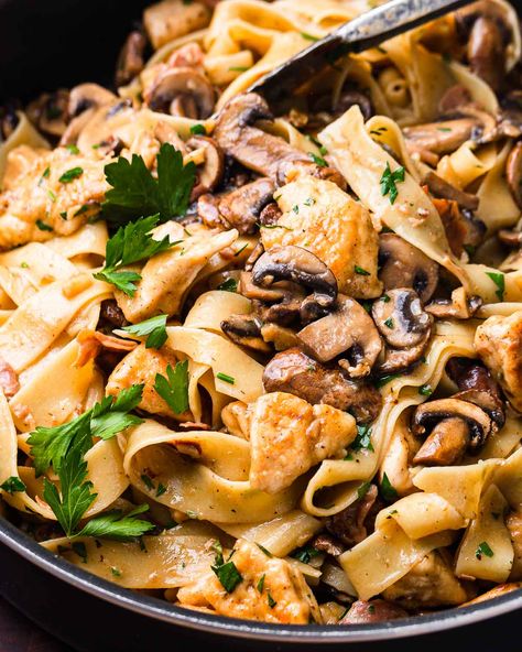 Chicken marsala pasta is a new twist on the old classic! Sauteed mushrooms, prosciutto, and bite-sized chicken breast pieces are tossed with pappardelle noodles in a silky marsala wine sauce and topped with fresh parsley and crispy prosciutto! #pastarecipes #chickenrecipes #chickenmarsala Chicken Marsala Pasta Recipe, Papperdelle Recipes, Parpadelle Recipes, Chicken Marsala Pasta, Hearty Pasta Recipes, Marsala Pasta, Pappardelle Recipe, Sip And Feast, Prosciutto Pasta