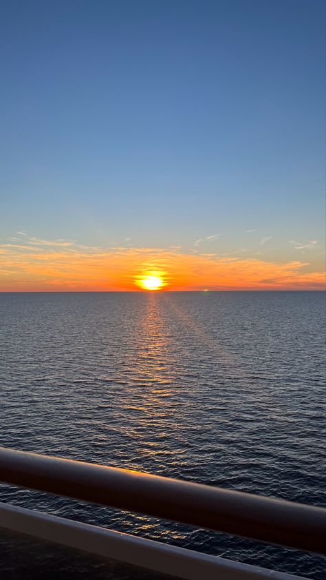 Sunset on a ship 🌅 Sunset Fake Story, Cruise Ship Aesthetic, Cruise Aesthetic, Oil Rig Jobs, Pretty Sunsets, Aesthetic Place, Sunrise Pictures, Sun Rise, Cool Instagram Pictures