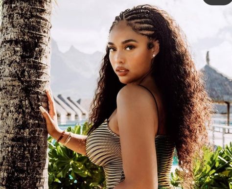 Cornrow Hairstyles With Loose Hair, Half Fulani Braids Half Curly, Corn Row Curly Hair, Curly Braided Half Up Half Down, Braided Hairstyles With Hair Out, Fulani Braids With Jewelry, Curly Leave Out Braids, Natural Curly Hair Braid Styles Half Up, Half Up Half Down Braids Natural Hair