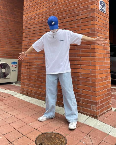 Cap Style Men, Blue Cap Outfit, Chucks Outfit, Cap Outfit Men, Blue Outfit Men, Korean Street Fashion Men, Swag Ideas, Simple Casual Outfits, Streetwear For Men