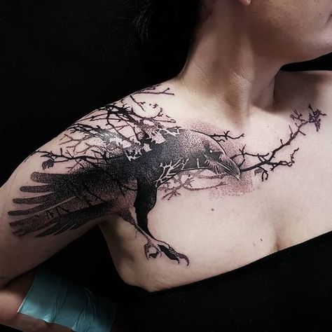 Raven Chest Tattoo, Black Crow Tattoos, Raven Tattoos, Crow Tattoos, Tattoo Main, Rabe Tattoo, Crow Tattoo Design, Bone Tattoos, Crow Tattoo