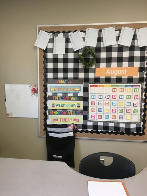 Bulletin board #farmhouseclassroom #gingham #buffalocheck #classroomdecor Myanmar Teacher, White Classroom, Teaching Classroom Decor, Bullentin Boards, Farmhouse Classroom, Teaching Game, Classroom Makeover, Teacher Boards, 5th Grade Classroom