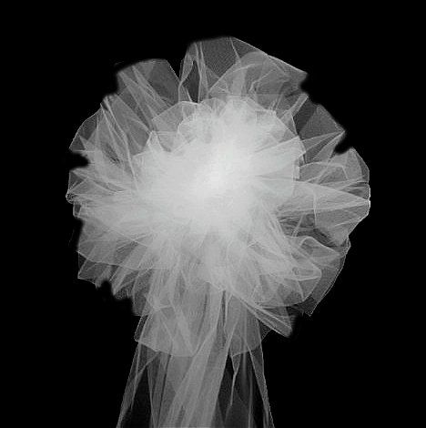 Using Tulle To Decorate Wedding, Pew Bows Wedding Tulle, How To Use Tulle To Decorate For A Wedding, Decorating With Tulle For Wedding, Wedding Pews Decorations, Tulle Bows Diy Decoration, Tulle Bows For Wedding, Diy Aisle Decorations Wedding, Tulle Bows Diy