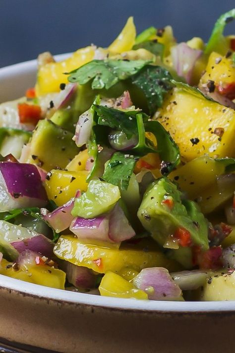 Avocado Recipes Easy, Fresh Mango Salsa, Avocado Salsa Recipe, Avocado Recipe, Chili Mango, Mango Salsa Recipes, Mango Avocado Salsa, Avocado Chicken, Mango Avocado