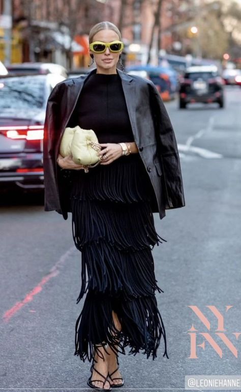 Tassel Skirt Outfit, Black Fringe Skirt Outfit, Fringe Skirt Outfit, Look Night, Suede Fringe Skirt, Fringe Clothing, Black Skirt Outfits, Street People, Tassel Skirt