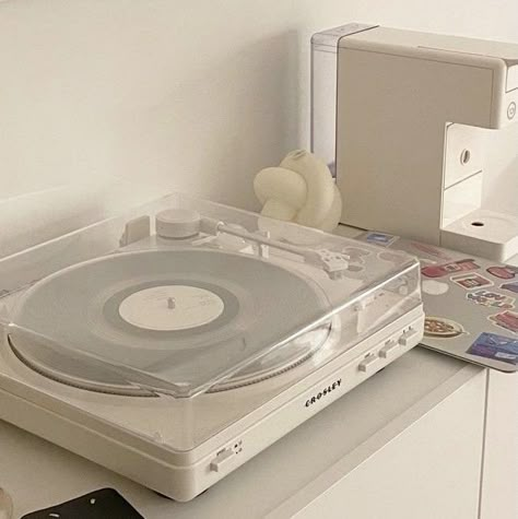 Record Player Aesthetic, Vinyl Aesthetic, Vinyl Player, Vinyl Record Player, Camera Digital, Cream Aesthetic, 카드 디자인, Record Players, Beige Aesthetic