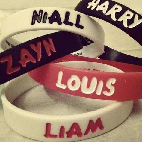 1d bracelets <3 One Direction Room, 2012 Aesthetic, Fan Aesthetic, One Direction Fandom, You Are My Moon, English Love, One Direction Concert, One Direction Harry Styles, Concert Aesthetic