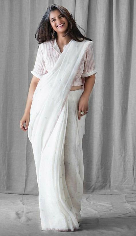 ⚘ Blouse Back Neck Designs Pattern, Blouse Designs Ideas, V Neckline Blouse, Office Wear Saree, White Sarees, White Sari, Sari Blouses, Saree Styling, Formal Saree