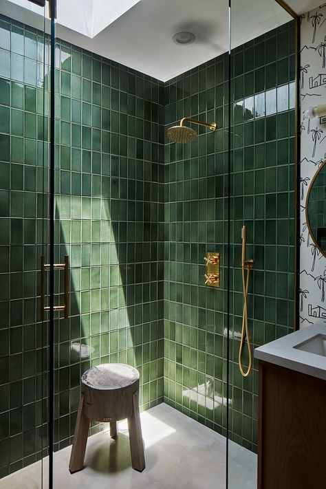 Green Tile Bathroom, Green Tiles, Interior Design Per La Casa, Bathroom Redesign, Basement Bathroom, Bathroom Inspiration Decor, Upstairs Bathrooms, Green Tile, Green Bathroom