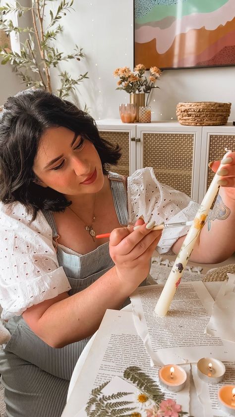 Bonnie Barton on Instagram: “DIY pressed flower candles 🕯️🌼💚 This is actually a super easy DIY and perfect for spring decor! I got my pressed flowers on Amazon, but…” Pressed Flower Workshop, Pressed Flower Wedding Decor, Diy Taper Candles, Pressed Flower Candles, Dried Flower Candles, Flower Candles, Wedding Reception Fun, Paper Press, Instagram Diy