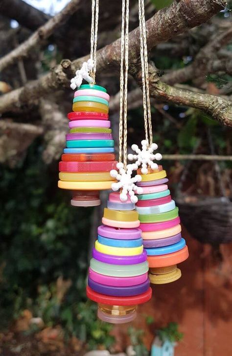 27 Easy and Fun Christmas Tree Ornament Crafts Christmas Tree Rainbow, Button Trees, Button Christmas Tree, Christmas Tree Ornament Crafts, Diy Felt Christmas Tree, Button Ornaments, Tree Themes, Christmas Buttons, Rainbow Tree