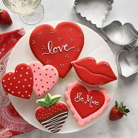 Sugar Cookies Valentines Day Cookie, Heart Strawberry, Heart Lips, Valentine Cookies Decorated, Valentines Day Sugar Cookies, Valentine Sugar Cookies, Basic Cookies, Cake Simple, Royal Icing Recipe