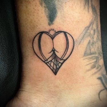 Ass in a heart shape Lover Boy Tattoo, Inappropriate Tattoos, Pin Up Tattoos For Women, Tattoo Sexuality, Dirty Tattoos, Dirty Tattoo Ideas, Tattoo Ideas For Men Back, Tattoo Best Friends, Best Friends Tattoo