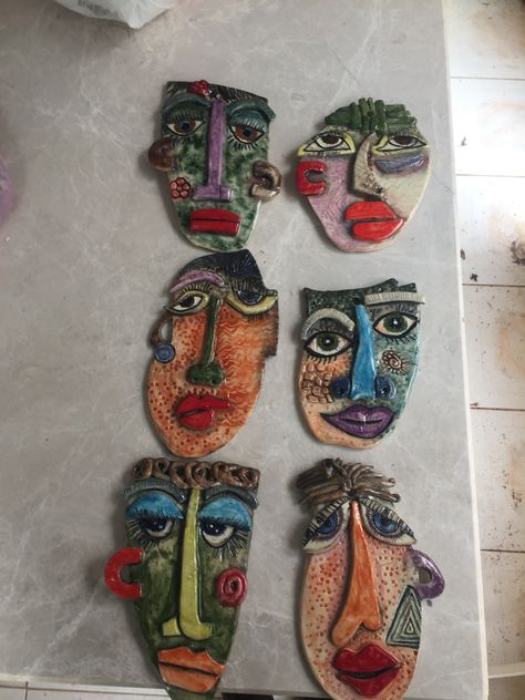 Ceramic Masks Ideas Faces, Clay Mask Art Ideas, Clay Masks Ceramics, Funky Ceramics, Clay Mask Art, Childrens Art Projects, Ceramic Mask, Kids Clay, Kids Art Class