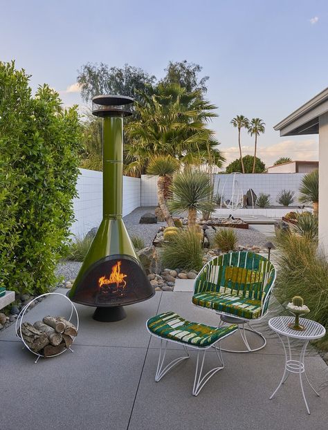 Mcm Landscaping, Mcm Fireplace, Mid Century Modern Backyard, Mid Century Modern Fireplace, Mid Century Fireplace, Mid Century Outdoor, Atomic Ranch, Modern Fire Pit, Modern Pergola