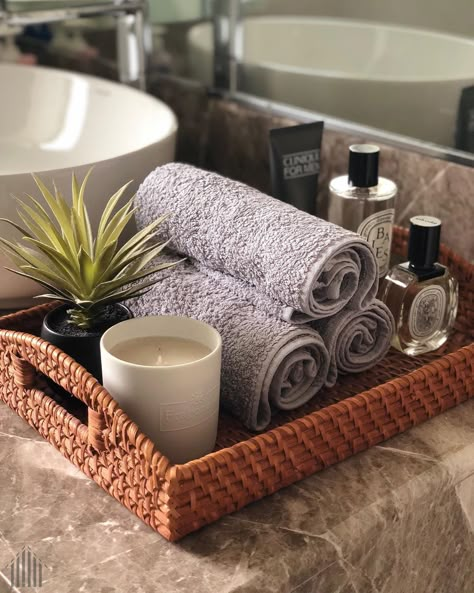 There are simple ways to spruce up your bathroom! Neatly rolled up towels styled with candles and aroma scents really do the trick! Guest Bathroom Towels, Bathroom Fans, Glamour Interiors, Gothic Glamour, Bathroom Counter Decor, Bathroom Towel Decor, Bathroom Baskets, Digital Showers, Glass Shower Enclosures