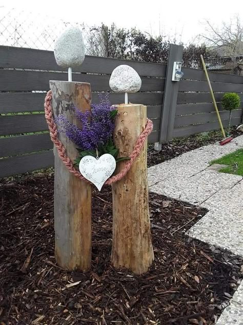 Tree Stump Garden, Stump Garden, Garden Decor Projects, Bouquet Gift, Garden Whimsy, Garden Crafts Diy, Rock Garden Landscaping, Garden Deco, Garden Art Sculptures Diy