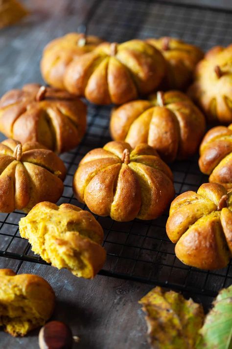 Vegan Samhain Recipes, Pumpkin Bread Rolls Recipe, Pumpkin Bread Rolls, Shaped Dinner Rolls, Autumn Bread, Samhain Recipes, Vegan Pumpkin Bread, Pumpkin Carving Art, Yorkshire Puddings