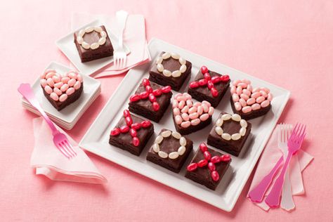 Alan Richardson, Decorated Brownies, Valentines Snacks, Valentines Baking, Hello Cupcake, Valentine Desserts, Valentines Day Desserts, Valentines Day Food, Hugs Kisses