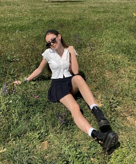 Skirt Outfit, The Grass, Mode Vintage, Jeans Boyfriend, Aesthetic Outfits, Outfits Casuales, Outfits Aesthetic, School Outfits, Cute Casual Outfits