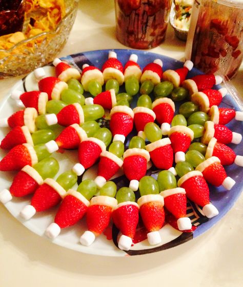 Grinch fruit kabobs I made Grinch Fruit, Grinch Fruit Kabobs, Grinch Kabobs, Fruit Kabob, Christmas Platter, Fruit Kabobs, Christmas Fruit, Holiday Snacks, Christmas Brunch