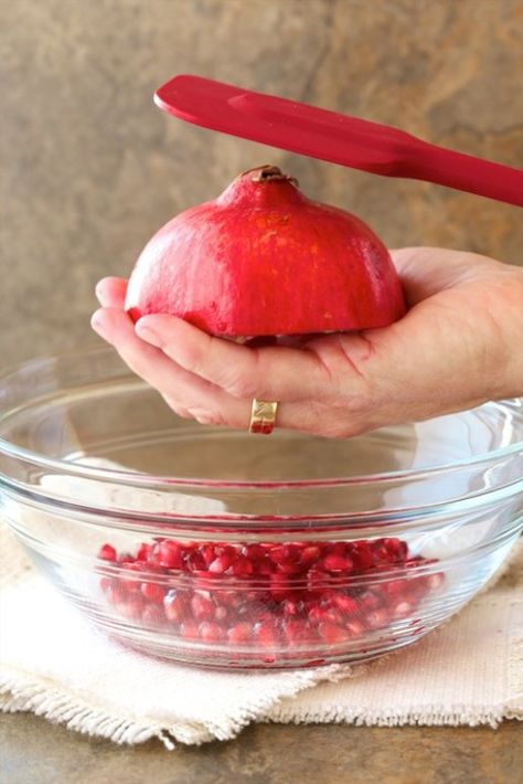 How to de-seed a pomegranate in less than a minute - no fuss, no mess, no water!! Pomegranate Recipes, Water Life, 100 Calories, Pomegranate Seeds, Baking Tips, Clean Recipes, Healthy Dessert, Fruits And Veggies, Food Hacks