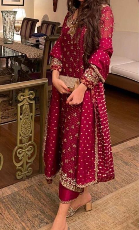 Party Punjabi Suits Indian Weddings, Wedding Dresses For Pakistani Women, Heavy Suits For Wedding, Indian Party Wear Suits, Red Salwar Kameez, Pakistani Suits Party Wear, Wedding Dresses Ideas, Party Wears, Desi Fits