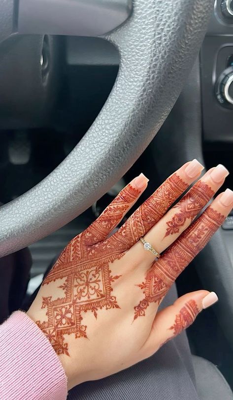 Mendhi Designs Elegant, Middle Eastern Henna, Algerian Henna, Fessi Henna, Back Hand Mehndi Designs Simple, Henna Main, Hand Mehndi Designs Simple, Khaleeji Henna, Henna Crown