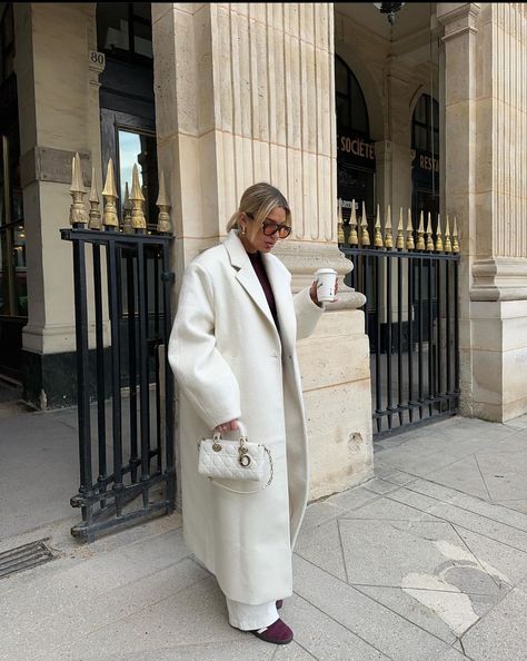 Beautiful Audrey Afonso😍 Spring women fashion Long White Faux Fur Coat, White Wool Trench Coat, White Long Jacket, White Trench Coat, Woolen Coat Woman, Coat Collar, Long Overcoat, Coat Women Fashion, Middle Age Fashion