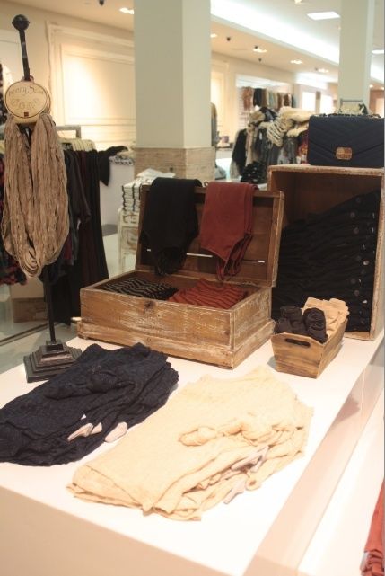 Unique clothing display - tops folded in trunk. Other cute ideas on this site as well. Sweater Display Boutique, Sweater Display, Retail Jean Display, Bedding Display Retail, Visual Merchandising Displays Clothing Table, Store Table Display Visual Merchandising, Rustic Store Displays Clothing Accessories, Jeans Display, Sweaters Soft