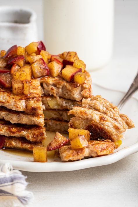 Healthy apple pancakes made with oats and cottage cheese. They taste decadent, but are packed with protein and fiber. Great for meal prep!  #protein #cottagecheese #pancakes #apple #eatingbirdfood #glutenfree Healthy Pancakes Low Calorie, Meal Prep Protein, Clean Meal Prep, Cottage Cheese Pancakes, Cheese Pancakes, Apple Pancakes, Apples And Cheese, Apple Bread, Healthy Apple