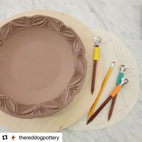 Plate Carving Ideas, Gr Pottery Forms, Pottery Carving, Textured Pottery, Memories Art, Clay Inspo, Glaze Combos, Clay Plates, Pottery Form