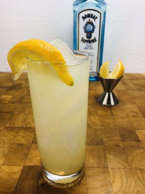 You don't have to be English to enjoy a good London Lemonade. This Gin and Lemonade cockatil is delicious no matter where you are! Gin And Lemonade Cocktails, Gin Lemonade Cocktail, Lemonade Simple Syrup, Gin Lemonade, Bloom Gin, Gin And Lemonade, Spiked Lemonade, Hard Lemonade, Gin Lemon