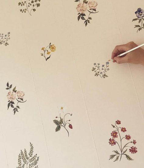 Home design • Instagram Hand Stenciled Walls, Wall Paint Stamp, Wall Stamp Painting, Hand Painted Flowers On Wall, Flowers Painted On Wall, Painted Flowers On Wall, Painted Flower Wall, Wall Stamps, Plant Instagram