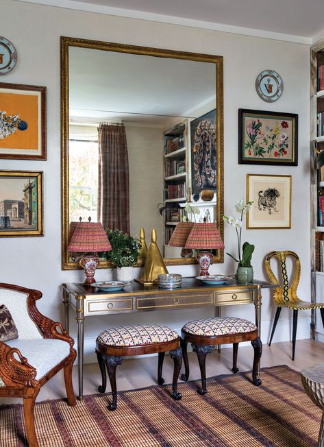 Markham Roberts Designs a London Townhouse with Museum-Quality Art - Galerie Markham Roberts, English Homes, Townhouse Interior, Art Placement, Cottage Modern, London Houses, Swivel Club Chairs, London Townhouse, Foyer Table