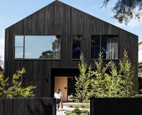 A modern barn-inspired family home in Camberwell | Inside Out Burnt Timber, Modern Barn House, Urban Barn, Biophilic Design, Timber Cladding, Casa Exterior, Modern Barn, Barn Style, Residential Design