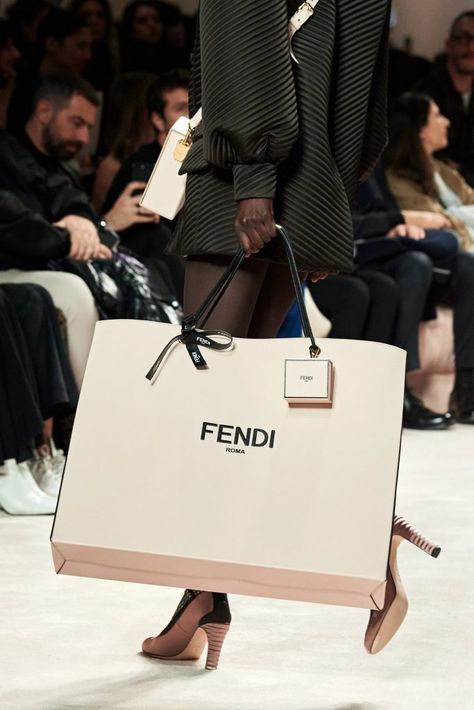 The Big bag trend Autumn-Winter 2020-2021 |Fendi Shopping bag Fendi Aesthetic, Fendi 2020, Big Clutch, Bouchra Jarrar, Fendi Bag, Runway Trends, Bags Aesthetic, Bag Trends, Big Bags