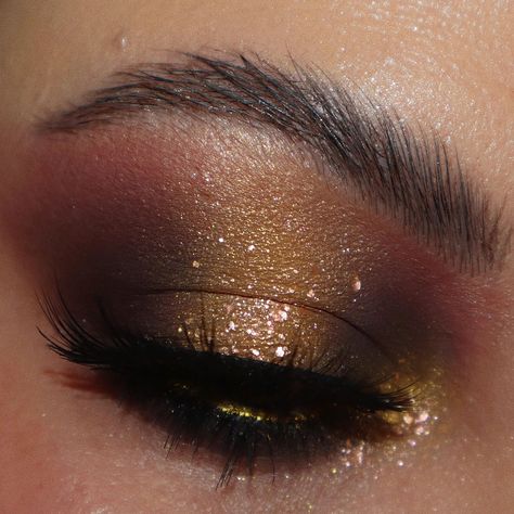 ✨️Golden Dusk✨️ what do you think about this eye look? 👈 SWIPE for 🎞 . Products: • ECLIPSE shadow Potion Paint Black Base @karlacosmetics GIFTED by @kitchenmakeup • Geodes Eyeshadow Palette @whatsupbeauty *gifted • Watch Me! Volumizing and Lengthening Mascara @whatsupbeauty *gifted • Infinity Chrome Flakes FIREBALL @danessa_myricks @danessamyricksbeauty *gifted • Colorfix Liquid Metals • 24K *gifted • 6 Eyeshadow Brushes (R101, R102, R103, R104. R105, R106) @whatsupbeauty * gifted . #whats... Amber Eyes Aesthetic, Eclipse Shadow, Gold Eyeshadow Looks, Golden Makeup, Gold Lipstick, Eyes Aesthetic, Danessa Myricks, Amber Eyes, Paint Black