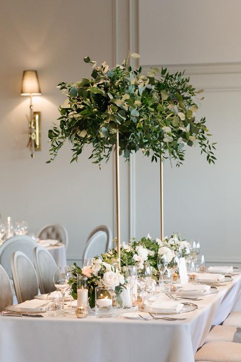 Classy Wedding Centerpieces, Greenery Wedding Decor, Tall Wedding Centerpieces, Elegant Modern Wedding, Wedding Floral Centerpieces, Tall Centerpieces, Classy Wedding, Deco Floral, Wedding Flower Arrangements