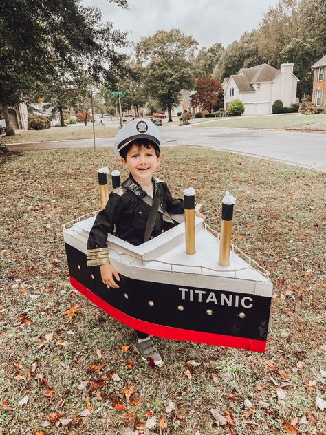 Handmade from cardboard boxes and papertowel rolls. The straps are from an old backpack. Cardboard Boat Costume, Diy Boat Costume, Ship Costume Diy, Boat Costume, Cardboard Box Boats, Kindy 500, Cardboard Box Costume, Titanic Birthday, Old Backpack