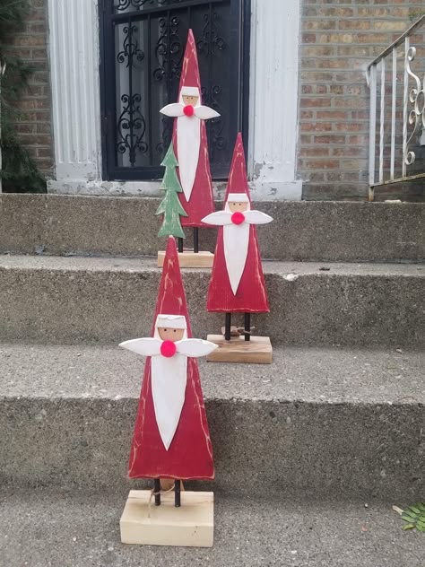 Outside Wooden Christmas Decorations, Diy Christmas Wooden Decorations, Diy Wooden Xmas Presents, Xmas Wood Decorations, Outdoor Christmas Wooden Decorations, Wooden Christmas Decorations Diy, Wooden Holiday Decor, Wooden Santas Diy, Wooden Crafts Ideas